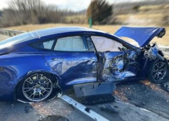 3 hour old Tesla model y crashes wrong way driver