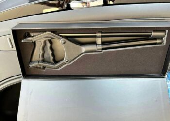 Tesla Offers Grabbing Stick to Model S and Model X Buyers in UK