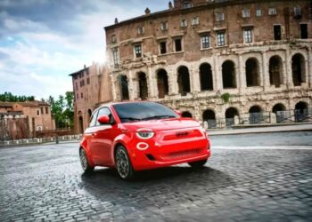 Fiat 500e Red Front three Quarters USA