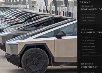 Tesla Cybertruck RWD vs AWD vs Cyberbeast