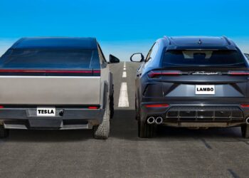 Tesla Cybertruck vs Lamborghini Urus Drag Race