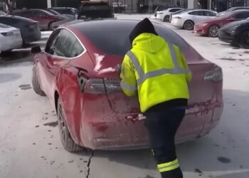 Tesla Cars Stranded at Charging Stations in Extreme Cold